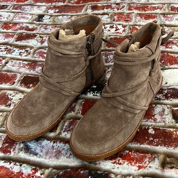 Ugg Brand moccasin style ankle boots - Picture 1 of 8